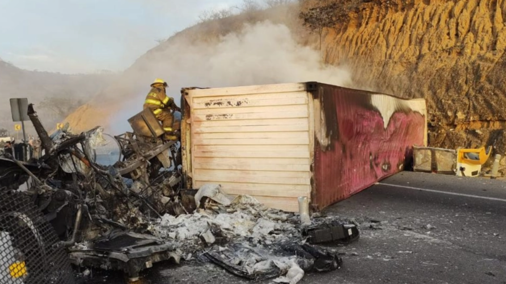 Choca tráiler contra camión de la Guardia Nacional en Jalisco